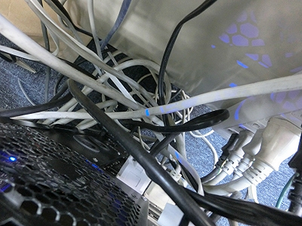 パソコン周辺のケーブル類